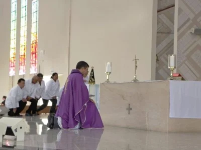 por-que-as-pessoas-se-inclinam-quando-passam-diante-de-uma-capela-ou-altar